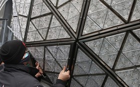 工作人員正在為水晶球安裝的三角形水晶玻璃片。（圖：互聯網）