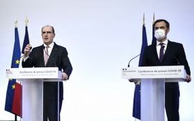 法總理卡斯泰（左）和衛生部長韋朗出席新聞發佈會。（圖：互聯網）