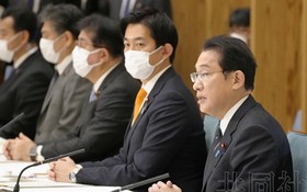 12月28日上午，日本首相岸田文雄（右一）在宇宙開發戰略總部會議上致辭。（圖：共同社）