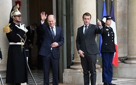 去年十二月，法國總統馬克龍在巴黎會見德國新任總理朔爾茨。（圖：互聯網）