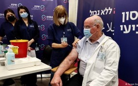 以色列總理貝內特2日宣佈，以衛生部已批准為60歲以上人群和醫務工作者接種第四劑新冠疫苗。（圖：路透社）