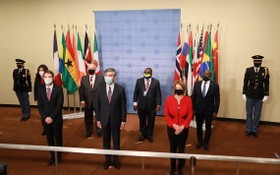 阿爾巴尼亞、巴西、加蓬、加納、阿拉伯聯合酋長國5國國旗安放儀式4日在聯合國安理會廳外舉行。（圖：新華社）