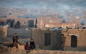 阿富汗嚴冬期間，一個流離失所者營地的煙囪冒出濃煙。（圖：聯合國）