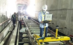 地鐵1號線工地上正在趕工的施工隊伍。