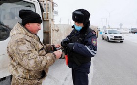 1月7日，哈萨克斯坦执法人员在努尔苏丹的进出城检查站进行巡查。（圖：新華社）