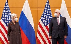 美國副國務卿舍曼(左)和俄羅斯副外長里亞布科夫(右)在瑞士日內瓦參加安全會談。（圖：互聯網）