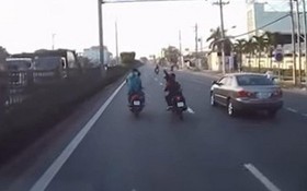 一輛汽車的行車監控錄取了兩輛摩托車上的人員手持利器在路上互相追砍的畫面。