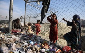 圖為2021年12月4日，在阿富汗喀布爾街頭拍攝的兒童。（圖：新華社）