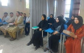 位於喀布爾的阿維森納大學以“男女分開坐、中間隔布簾”的方式授課。（圖：路透社）