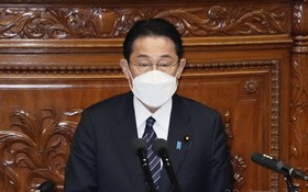 日本第208屆例行國會17日開幕，首相岸田文雄在眾院全體會議上發表了上任後的首次施政方針演說。（圖：共同社）