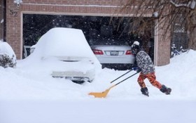 加拿大多倫多居民清理住宅門前的積雪。（圖：互聯網）