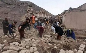 救援人員在廢墟中搜救生還者。（圖：Bakhtar News Agency）