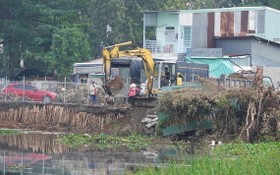 挖土機正在挖掘丁部嶺街397號土地所用者侵佔平兆河的近800平方米面積。
