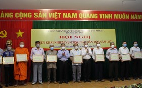 市人委會副主席吳明珠(右六)向各出色單位頒發獎狀。