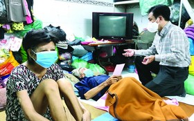 陳勝祥夫婦得到中昊鋼鐵有限公司代表湯建宇資助醫藥費1000萬元，感動得老淚縱橫。
