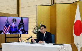 日本首相岸田文雄在官邸與美國總統拜登舉行視頻會談。（圖：共同社）