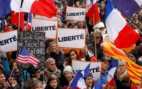 法國各地當24日約3.8萬人上街抗議疫苗通行證。（圖：路透社）
