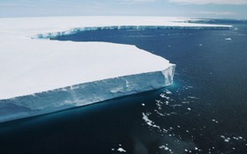 一項新的研究發現，曾是世界最大冰山的A68在南極洲南喬治亞島周圍融化時，三個月內釋放了超過1670億噸淡水。（圖：互聯網）