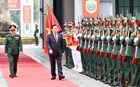 國會主席王廷惠檢閱越南人民軍儀仗隊。（圖：越中）
