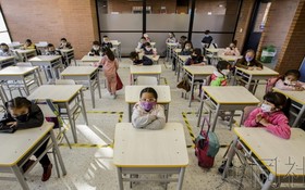 圖為新冠疫情下學校恢復線下授課。 1月31日攝於哥倫比亞波哥大。（圖：共同社）