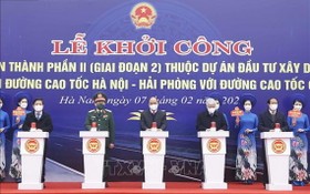 國家主席阮春福（中）出席河內-海防高速公路與求曳-寧平高速公路之間銜接陸路投建項目的第二成份(第二階段)項目動工儀式。（圖：越通社）