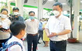 市人委會副主席楊英德視察學校的防疫工作。（圖：高升）