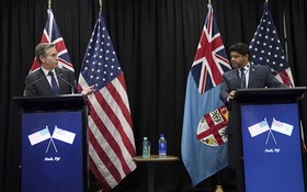 布林肯（左）赴斐濟參加PIF視訊峰會，證實將在索羅門重啟大使館。圖右為斐濟代理總理。（圖：AP）