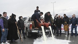 希臘能源價格飆昇引髮連鎖反應農民封鎖道路抗議。