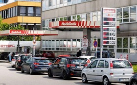 德國慕尼黑一個加油站外排隊等待加油的車輛。（圖：Getty Images）