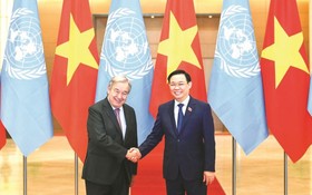 國會主席王廷惠（右）會見聯合國秘書長安東尼奧‧古特雷斯。（圖：越通社）