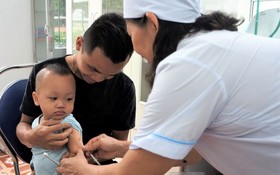醫護人員在給一名寶寶接種疫苗。（圖：鸞陳）