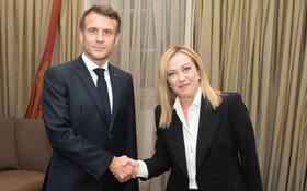 意大利總理梅洛尼（右）與法國總統馬克龍。（圖：互聯網）
