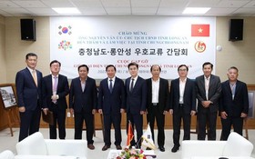 隆安省人委會主席阮文渥與工作團前往探望及在有許多企業在隆安省投資的韓國忠清南道工作。