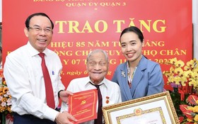市領導向阮壽真同志頒授85年黨齡紀念章