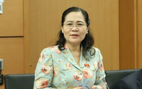 市人民議會主席阮氏麗在會議上發言。