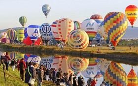 各色熱氣球從河畔升空。（圖：互聯網）
