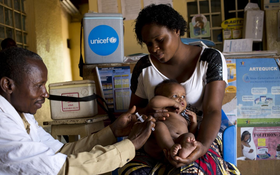 一名非洲幼兒接種麻疹疫苗。（圖：Getty Images）