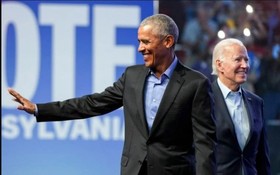 前總統奧巴馬(左)和總統喬拜登抵達賓夕法尼亞州費城的競選集會。（圖：AP）