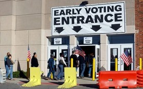 美國俄亥俄州的選民排隊等待投票。（圖：AFP）