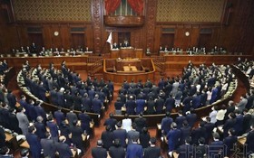 11月8日下午，日本眾院全體會議表決通過了《感染症法》等修正案。（圖：共同社）