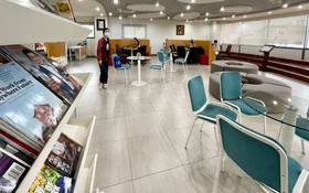 蓮花大學圖書館的自習區擺放著很多不同風格的桌椅供學生選擇。