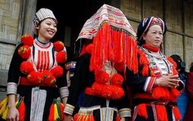 紅瑤族新娘頭戴紅巾。