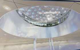 巨型穹頂以蓮花形設計，由玻璃和鋁蜂窩板兩種主要材料交織而成。（圖：四貴）