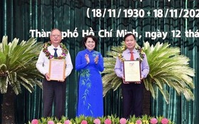 第一郡郡委書記蘇氏碧珠頒發第三次“胡志明市民族大團結”獎給第五郡越南祖國陣線委員會代表。