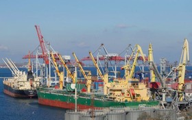 烏克蘭敖德薩市的貨運港口。（圖：路透社）