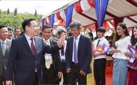 越南國會主席王廷惠走訪柬埔寨新邊橡膠加工廠。