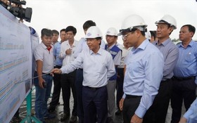 交通運輸部部長阮文勝在聽取該項目管委會的施工進度匯報。