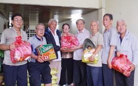 市華人抗戰傳統俱樂部執委會成員向清寒會員贈送禮物。