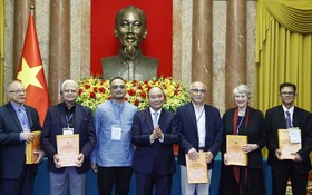 國家主席阮春福贈送禮物給世界和平理事會代表。