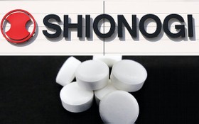 日本厚生勞動省22日緊急批准由鹽野義製藥公司研發的新冠口服藥“XOCOVA”。（圖：Nikkei）